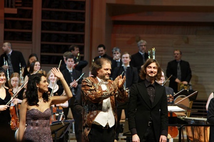 Звёзды оперной сцены принесли в Москву тепло