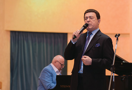 Иосифа Кобзона подхватил «Весёлый ветер»